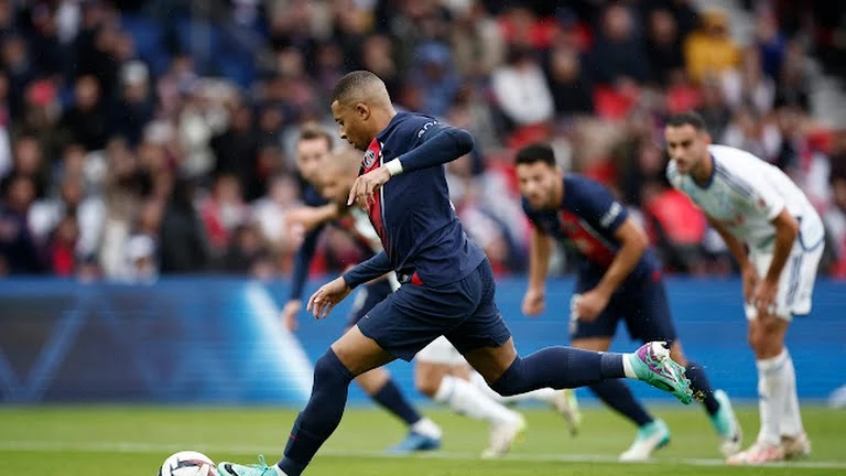 Mbappe mở tỷ số vào lưới Strasbourg