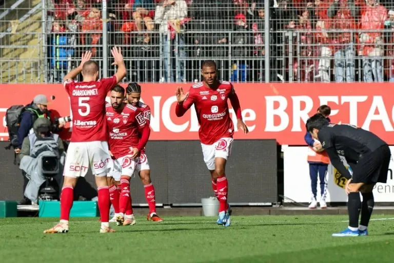 Brest suýt giữ lại được 1 điểm trước PSG