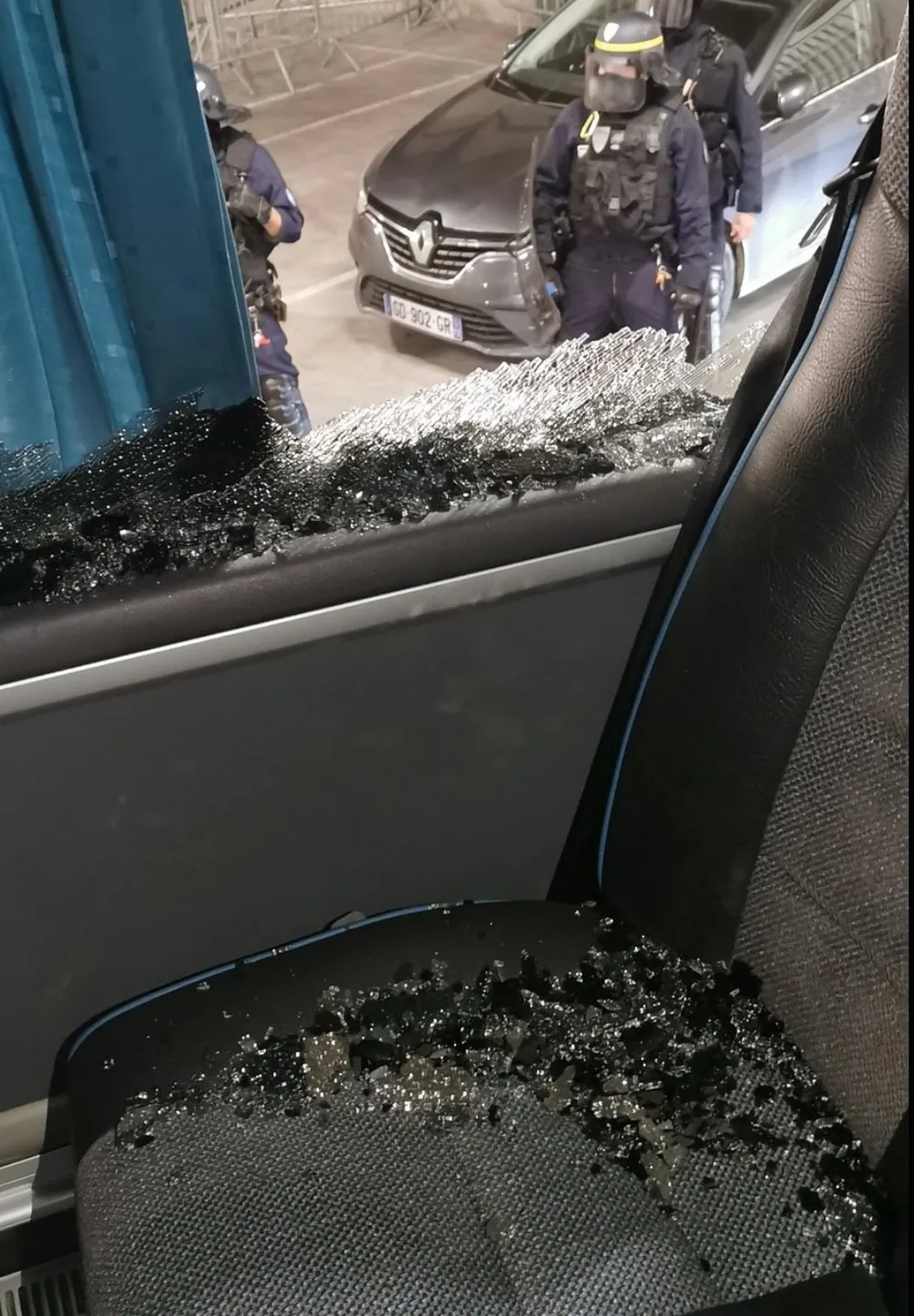 Xe bus chở đội Lyon bị hư hỏng sau vụ tấn công