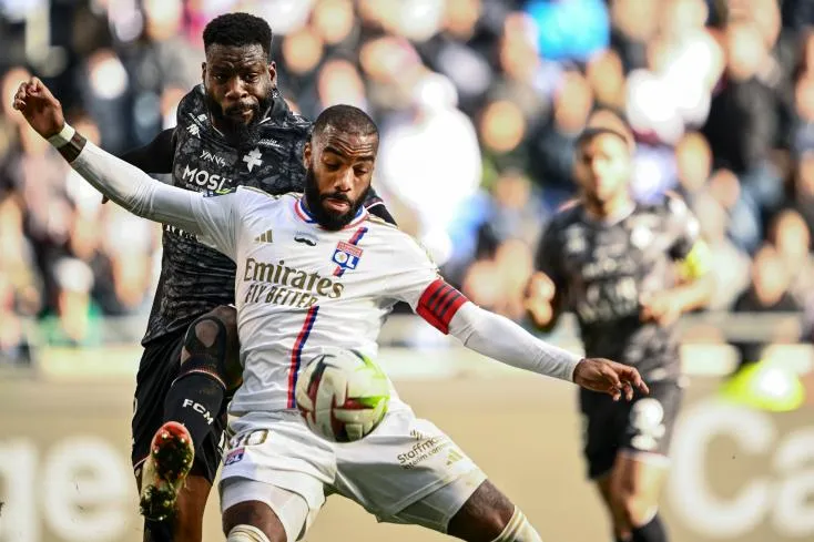 Lacazette không sút nổi một lần nào trước Metz Lacazette không sút nổi một lần nào trước Metz