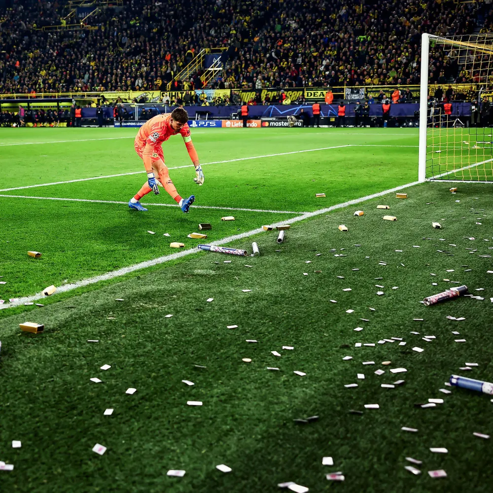 Đội trưởng Kobel đã phải đi "dọn" tiền và trấn an khán giả Đội trưởng Kobel đã phải đi "dọn" tiền và trấn an khán giả