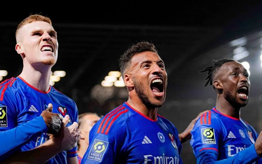 Đội phó Tolisso ăn mừng cùng các cầu thủ Lyon Đội phó Tolisso ăn mừng cùng các cầu thủ Lyon