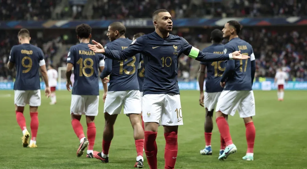 Mbappe cán mốc 300 bàn thắng và kiến tạo