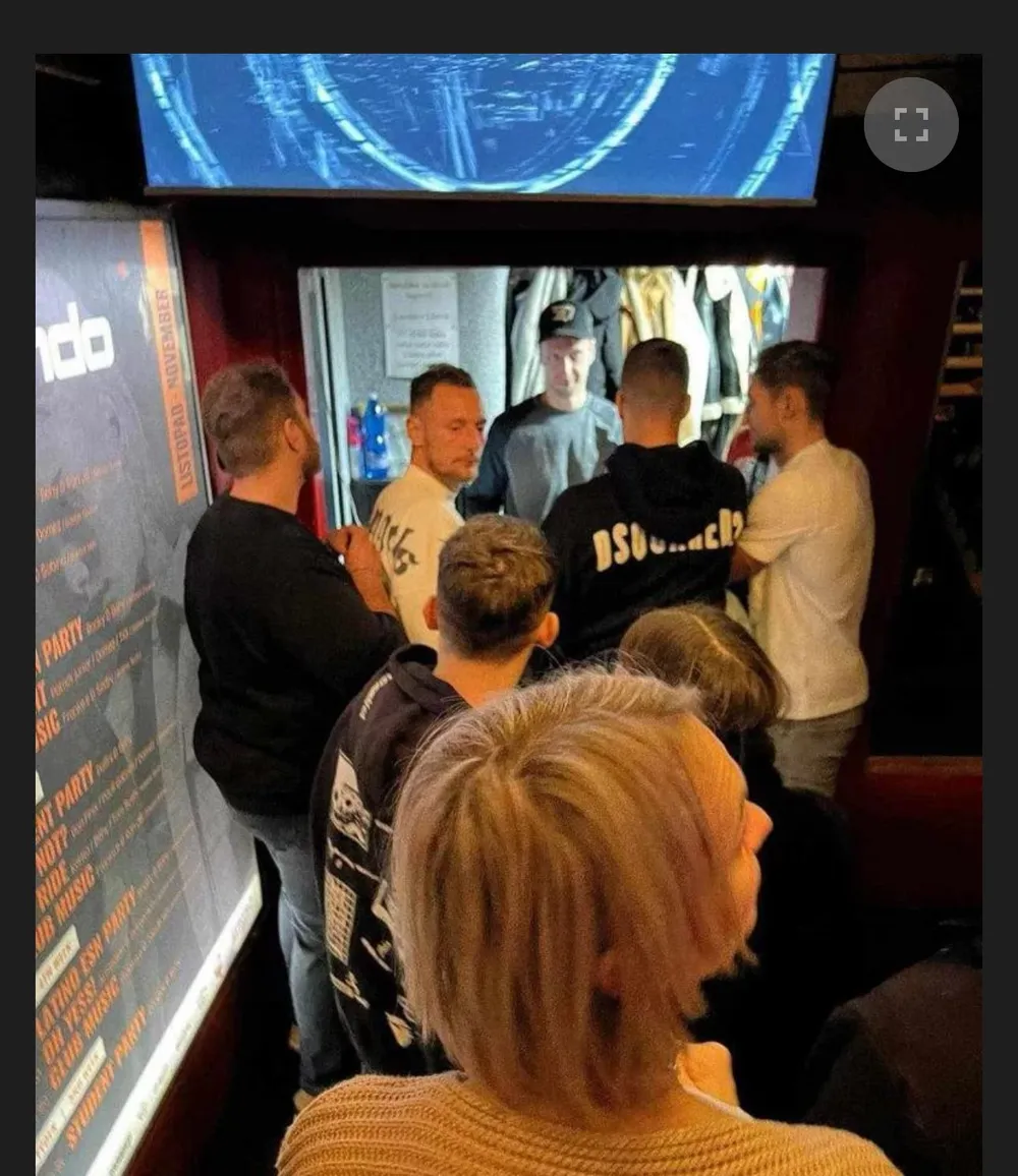 Coufal (áo trắng đang quay đầu lại) cùng hai tuyển thủ Séc bị bắt gặp trong hộp đêm