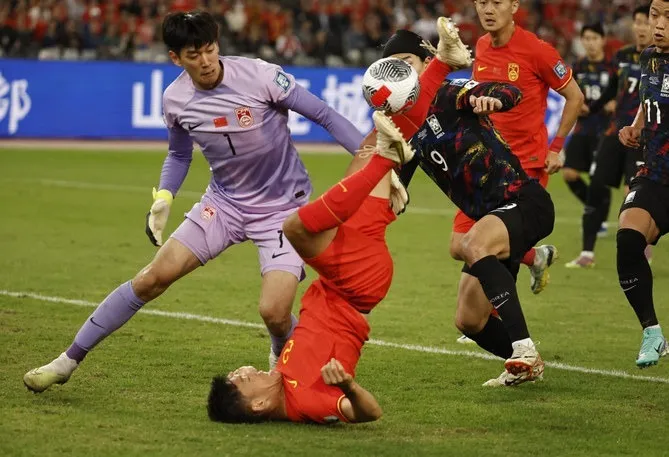 Tuyển Trung Quốc quá lép vế trước tuyển Hàn Quốc