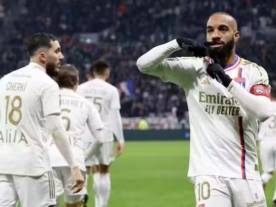 Lacazette tiếp tục trở thành "người hùng" của Lyon