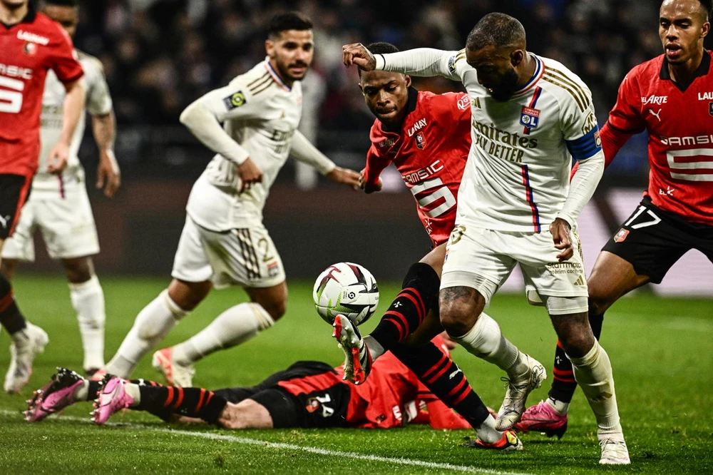 Lacazette ghi bàn nhưng Lyon vẫn thua Rennes