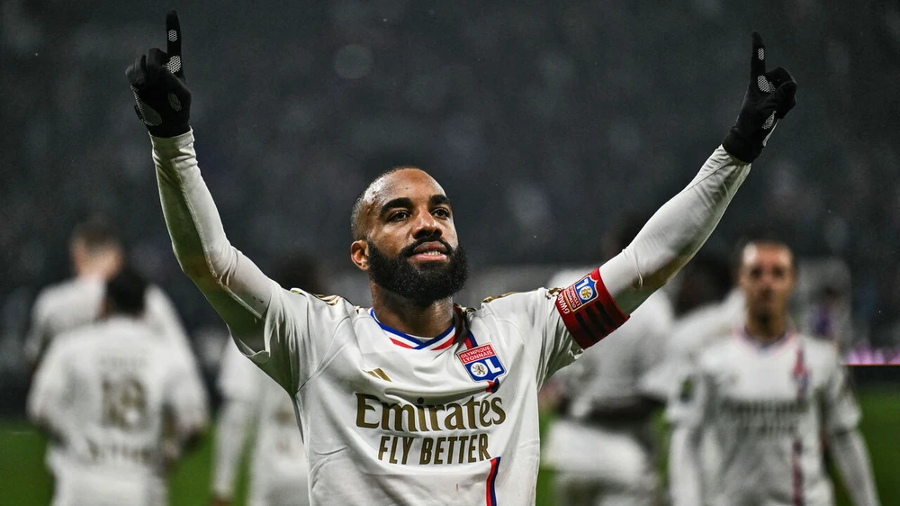 Lacazette chốt hạ Marseille