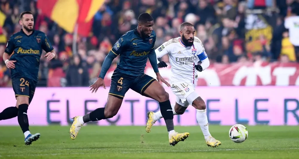 Lens có thể khiến Lacazette cùng Lyon đứt mạch thăng hoa?