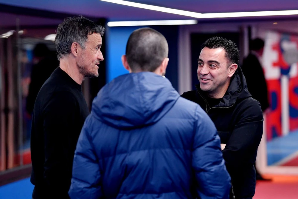 Luis Enrique tái ngộ Xavi Hernandez trong đường hầm sân Montjuic