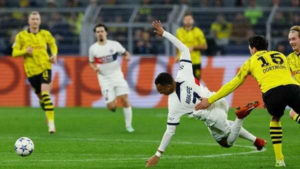 Mbappe từng gặp phải rất nhiều khó khăn tại Signal Iduna Park