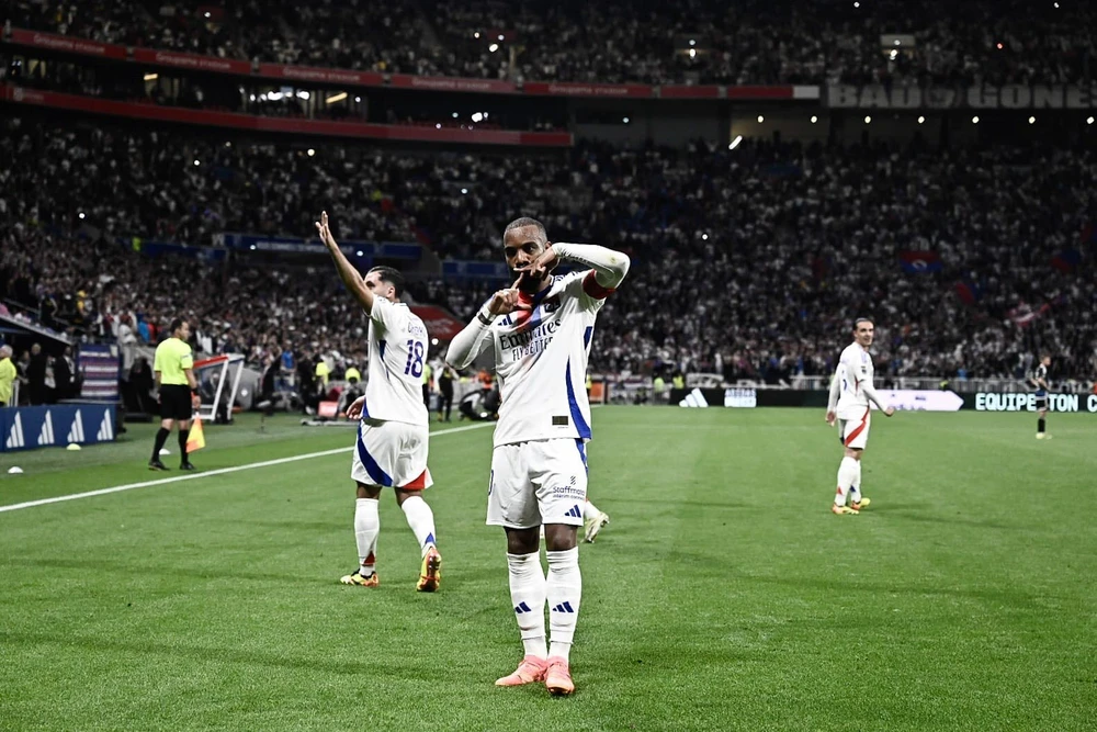 Lacazette tỏa sáng giúp Lyon trở lại đấu trường châu lục