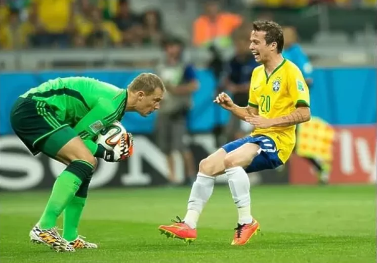 Tuyển Brazil đã bị Manuel Neuer 'ám' ra sao?