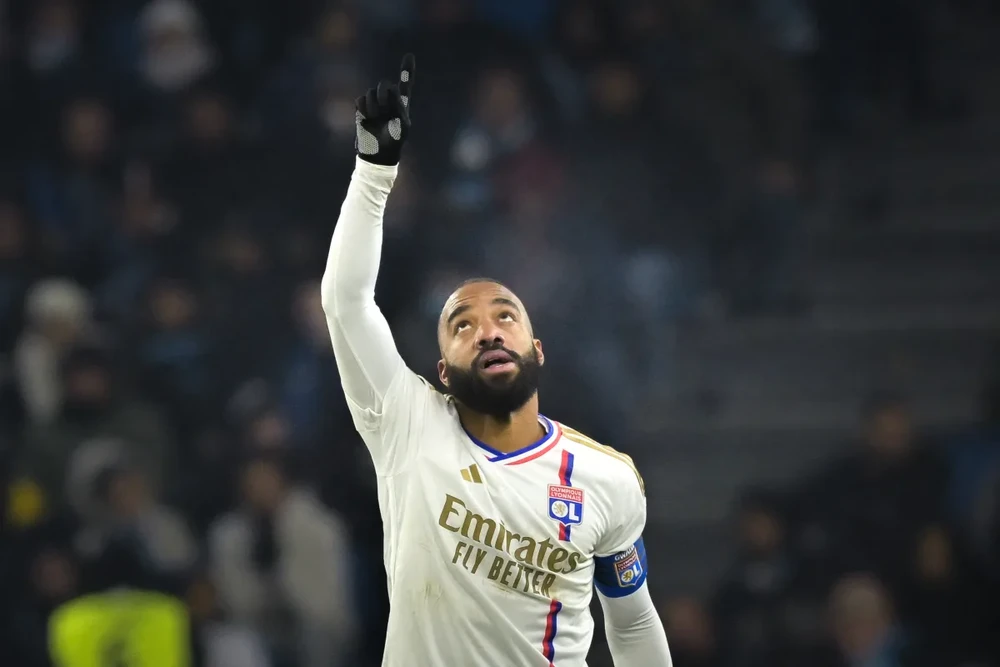 Alexandre Lacazette đã từ chối đãi ngộ khổng lồ từ Trung Đông để ở lại với Lyon