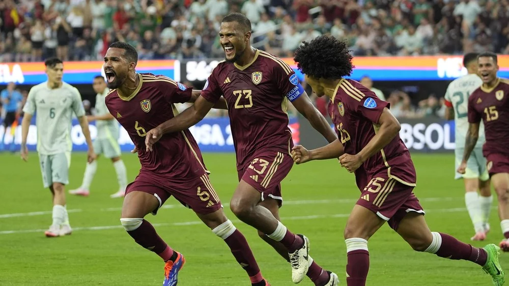 Mexico đã gục ngã 0-1 trước Venezuela bởi tình huống phạt đền của lão tướng Salomon Rondon