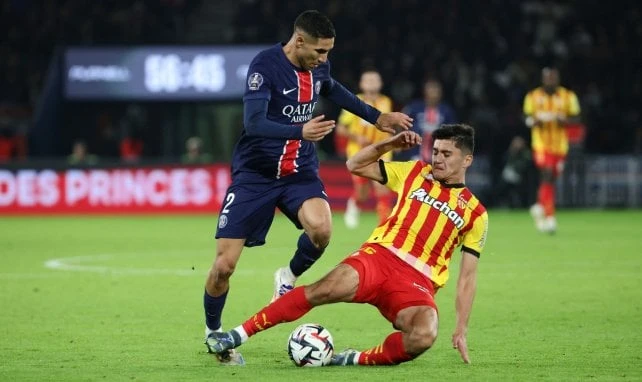 Khusanov (Lens) tranh chấp bóng với Hakimi (PSG)