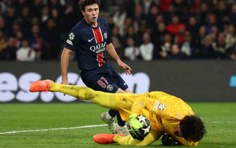 Alisson Becker hay nhất trận PSG-Liverpool khi giữ sạch lưới với 9 pha cứu thua ngoạn mục