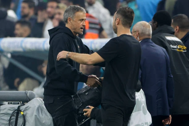 HLV Luis Enrique và HLV Roberto De Zerbi bắt tay sau trận Le Classique hồi lượt đi, PSG thắng Marseille 3-0 ngay tại Velodrome