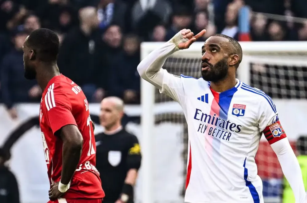 Rất khó để Lyon tìm ra người thay thế xứng đáng Lacazette với chính sách "thắt lưng buộc bụng". Ảnh: Getty Images Ảnh chụp màn hình 2025-03-28 112056.png