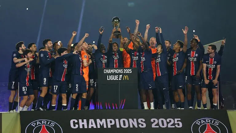Marquinhos nâng cao chức vô địch Ligue 1 2024/25 cùng tập thể PSG. Ảnh: REUTERS 1747537156849-5943.jpeg