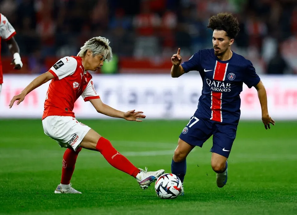 Junya Ito của Reims tranh chấp bóng với Vitinha phía PSG. Ảnh: REUTERS mou2.jpg