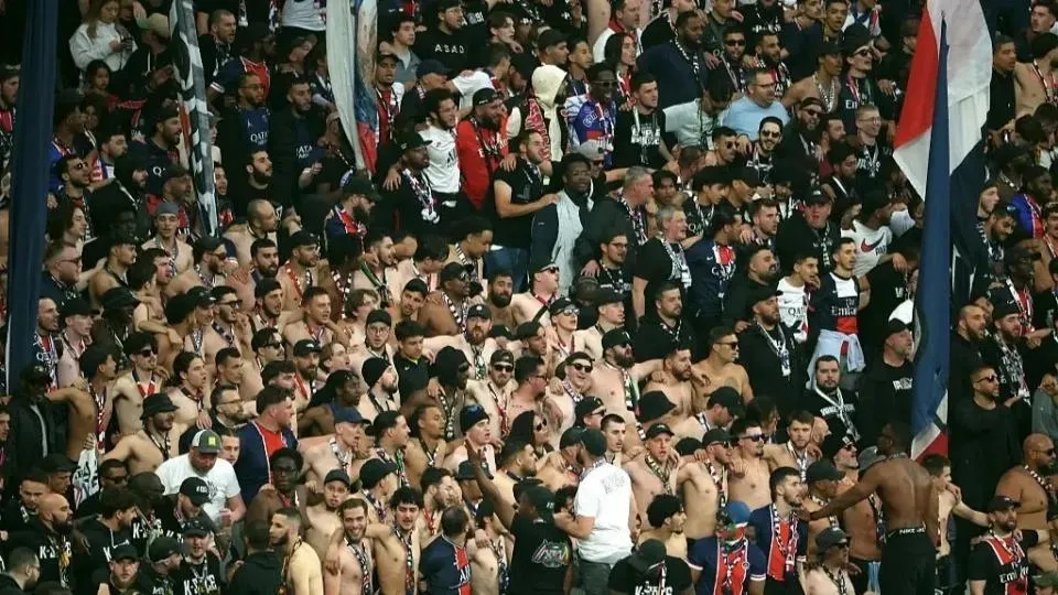 Người hâm mộ PSG dự khán trận bán kết lượt về giữa PSG và Arsenal trên sân Parc des Princes: Ảnh minh họa: AFP psg-drukker-bajnokok-ligaja-image-e282c5da9d7c1f36973febf39922-16-9-8743.jpg