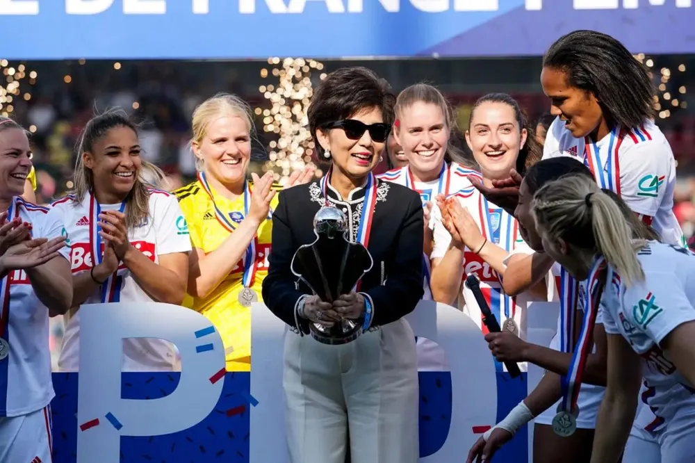 Trước khi trở thành chủ tịch đội nam Lyon, Michele Kang đã là thành viên hội đồng quản trị Olympique Lyon từ năm 2023 và là chủ tịch đội nữ Lyon. Ảnh: SO FOOT