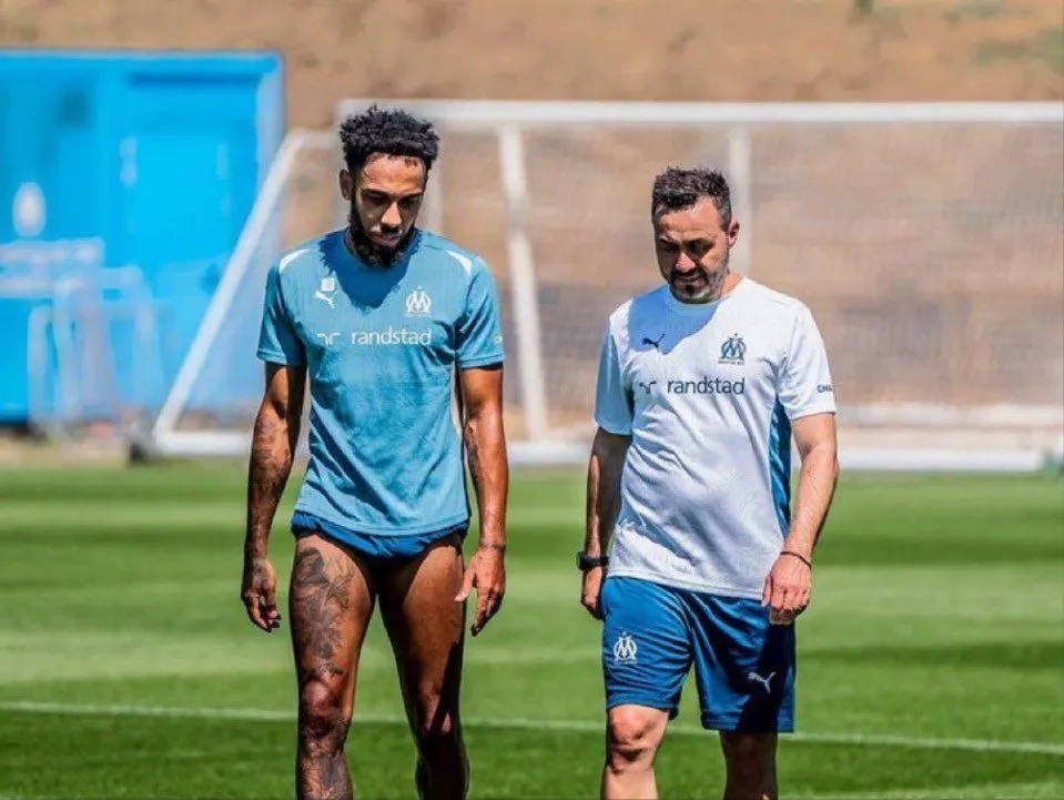Aubameyang bên cạnh HLV De Zerbi thời còn cộng tác tại Marseille. Ảnh: The Athletic