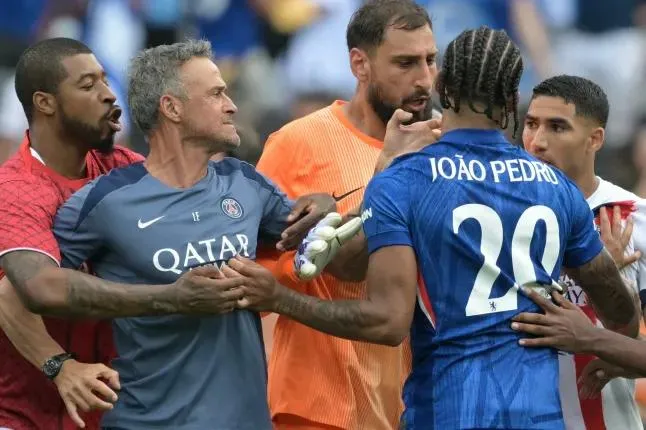 Khoảnh khắc va chạm giữa HLV Luis Enrique và tiền đạo Joao Pedro của Chelsea sau trận chung kết IFA Club World Cup 2025. Nguồn: AFP