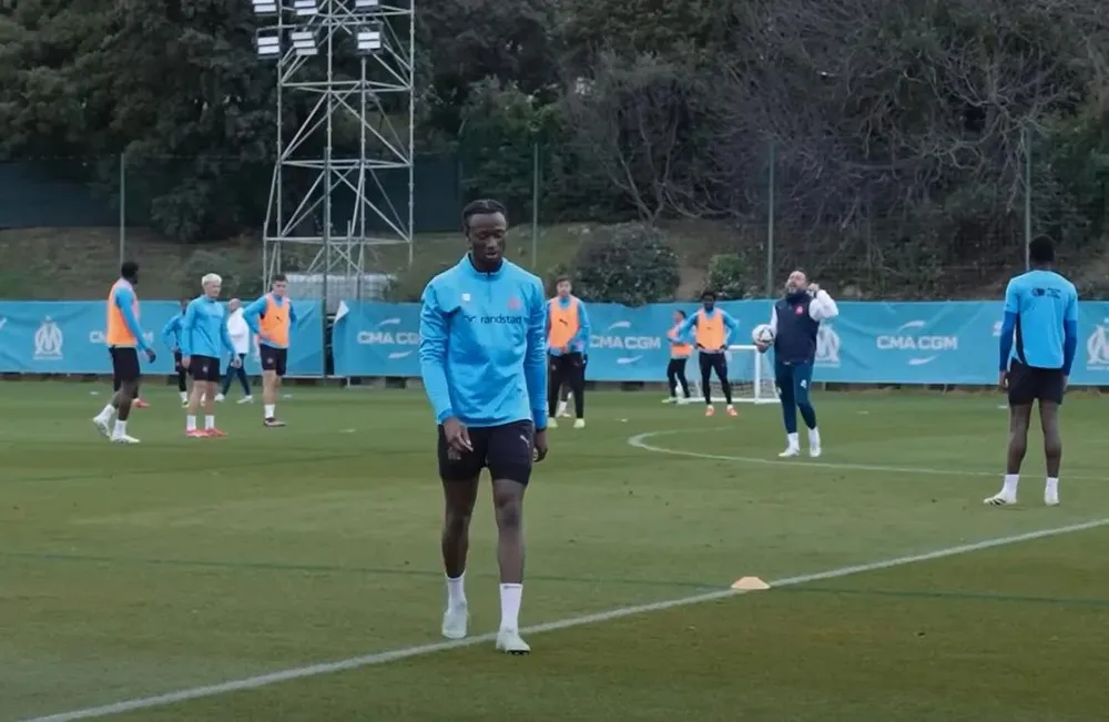 Ismael Kone khi bị yêu cầu rời sân. Ảnh: OM Youtube marseille-4.jpg
