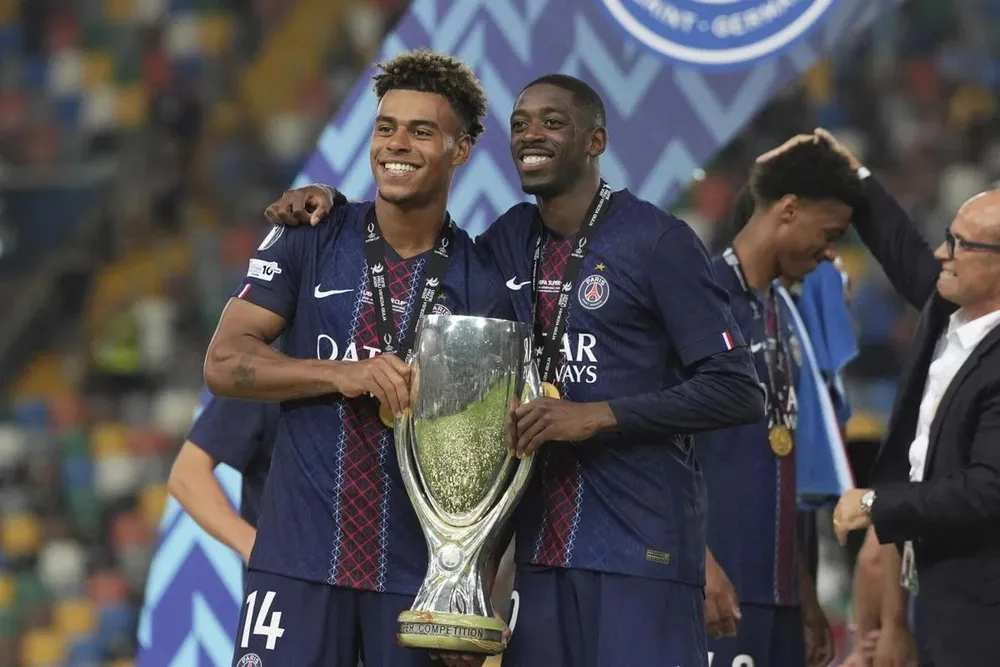 Desire Doue và Ousmane Dembele bên chiếc cúp vô địch UEFA Champions League lần đầu tiên trong lịch sử PSG. Ảnh: Getty Images