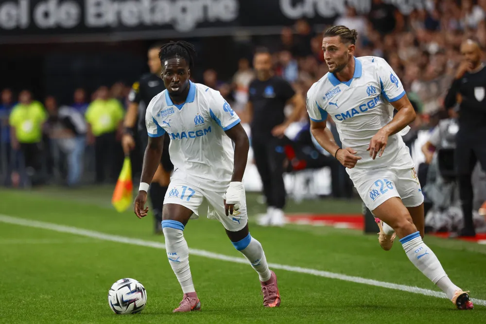 Adrien Rabiot và Jonathan Rowe sẽ sớm rời Marseille sau vụ ẩu đả. Ảnh: Maxppp