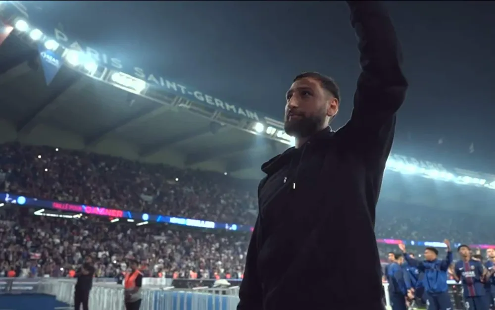 Donnarumma chào tạm biệt khán giả PSG. Ảnh: Sky Sports