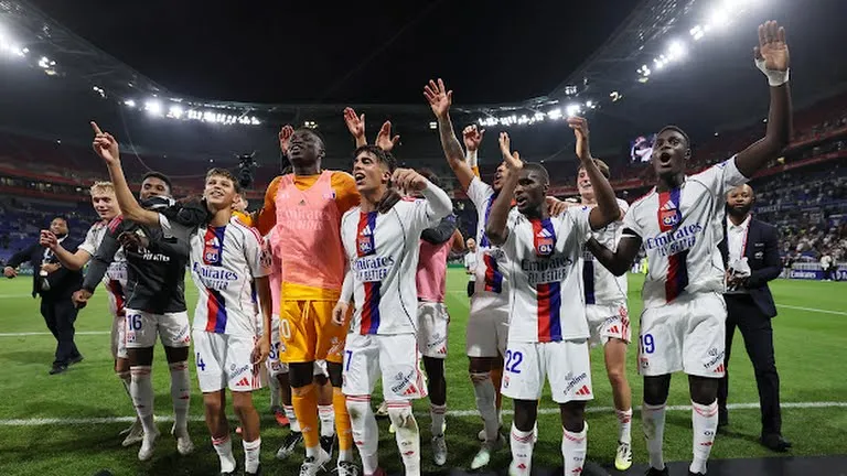 Cầu thủ Lyon ăn mừng chiến thắng Marseille. Ảnh: REUTERS