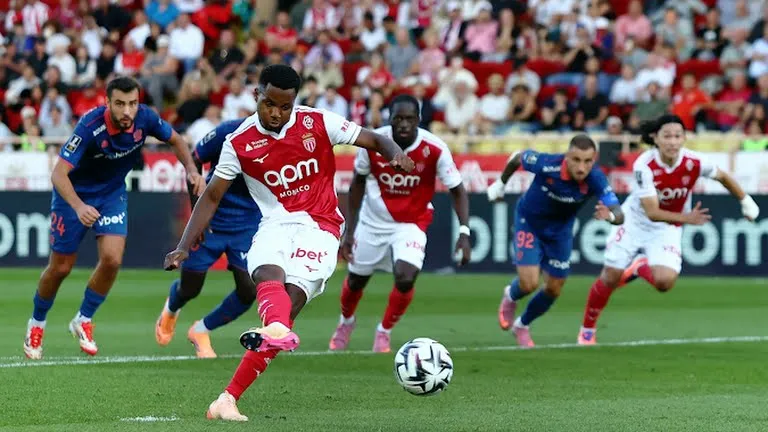 Ansu Fati lập cú đúp phạt đền thành bàn vào lưới Nice trong trận hòa 2-2 đêm qua của Monaco. Ảnh: REUTERS