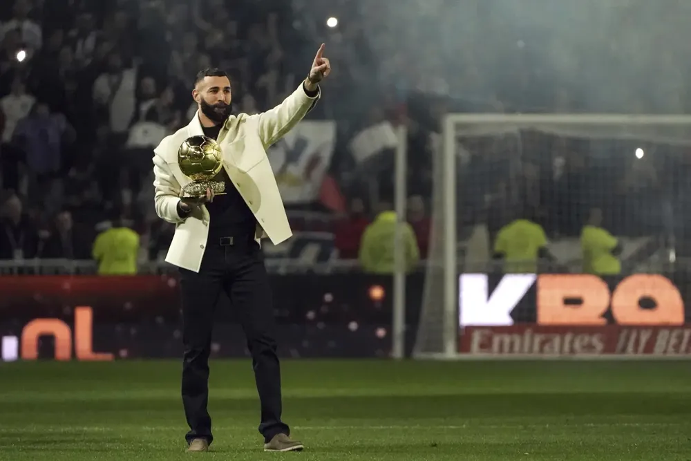 Karim Benzema ăn mừng danh hiệu Quả bóng Vàng tại sân vận động Groupama cùng khán giả Olympique Lyon hồi năm 2022. Ảnh: AP
