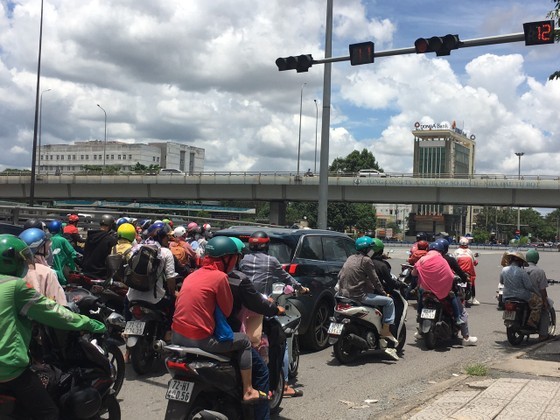 Severe congestion on National Highway 51 as people return home after holiday ảnh 2 Severe congestion on National Highway 51 as people return home after holiday ảnh 2