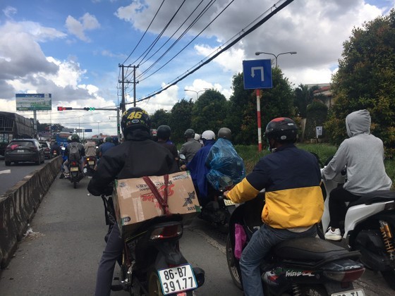 Severe congestion on National Highway 51 as people return home after holiday ảnh 3 Severe congestion on National Highway 51 as people return home after holiday ảnh 3