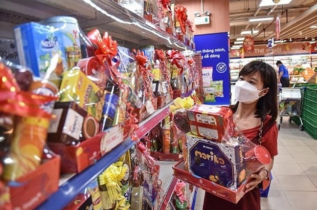 A customer chooses to buy Tet gift hampers at a supermarket in Ho Chi Minh City. (Photo: VNA)