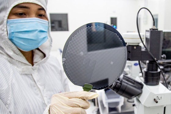 Producing inductive circuits for smart devices in Saigon Hi-Tech Park. (Photo: SGGP) Producing inductive circuits for smart devices in Saigon Hi-Tech Park. (Photo: SGGP)