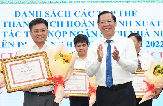 Chairman of the People's Committee of HCMC Phan Van Mai gives certificates of merit to units with outstanding achievements in budget collection. (Photo: SGGP) Chairman of the People's Committee of HCMC Phan Van Mai gives certificates of merit to units with outstanding achievements in budget collection. (Photo: SGGP)