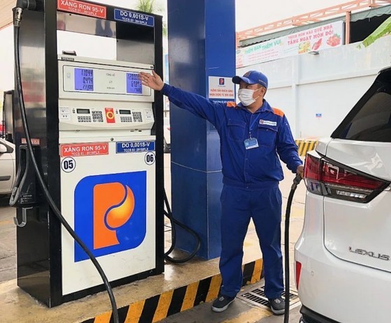 Retail prices of petrol are increased from January 3. (Photo: SGGP)