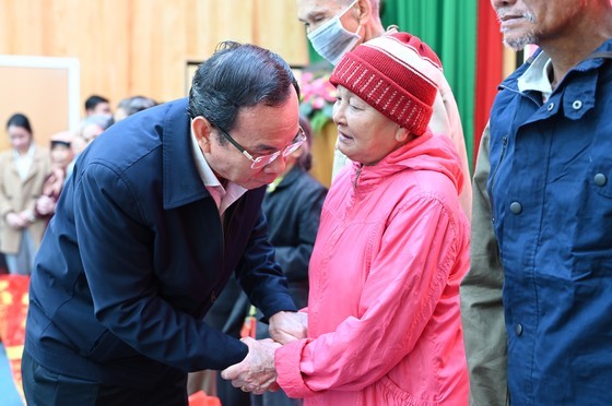 Mr. Nguyen Van Nen with people in Lam Dong Province. (Photo: SGGP)