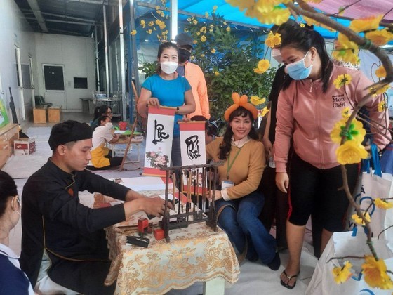 Calligraphy booth at the zero-dong market at Thu Duc City Hospital. (Photo: SGGP) Calligraphy booth at the zero-dong market at Thu Duc City Hospital. (Photo: SGGP)