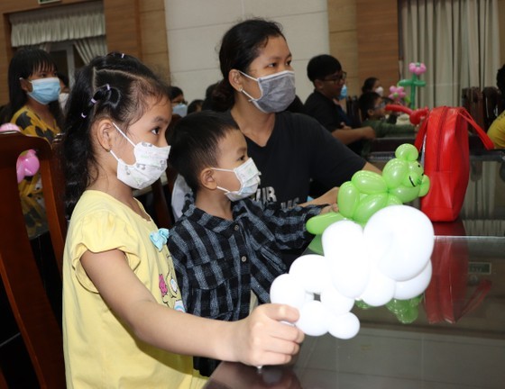 Children enjoy art performances. (Photo: SGGP) Children enjoy art performances. (Photo: SGGP)
