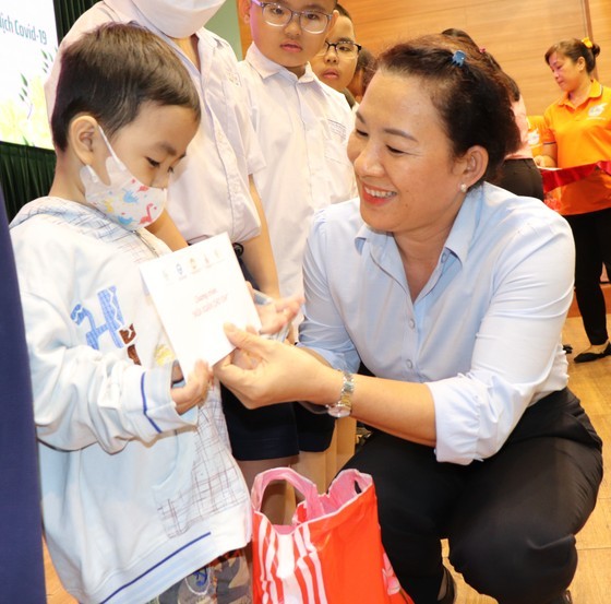 The joy of the children when receiving Tet gifts. (Photo: SGGP) The joy of the children when receiving Tet gifts. (Photo: SGGP)