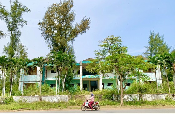 A corner of My Khe Tourist Area project is abandoned and downgraded. (Photo: SGGP)