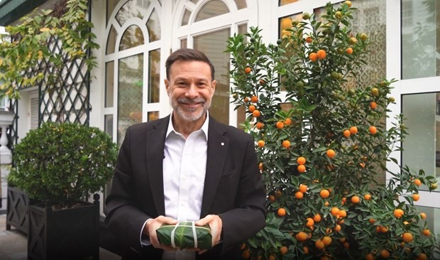 Australian Ambassador to Vietnam Andrew Goledzinowski and a Chung cake he made. (Photo: Hanoi Times) Australian Ambassador to Vietnam Andrew Goledzinowski and a Chung cake he made. (Photo: Hanoi Times)