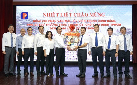 Mr. Phan Van Mai, Chairman of the People's Committee of Ho Chi Minh City, gives Tet gift to Petrolimex Saigon. (Photo: SGGP) Mr. Phan Van Mai, Chairman of the People's Committee of Ho Chi Minh City, gives Tet gift to Petrolimex Saigon. (Photo: SGGP)