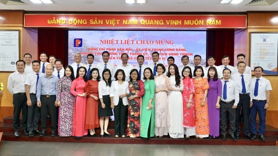 Leaders and employees of Petrolimex Saigon take photos with Mr. Phan Van Mai, Chairman of the People's Committee of Ho Chi Minh City. (Photo: SGGP) Leaders and employees of Petrolimex Saigon take photos with Mr. Phan Van Mai, Chairman of the People's Committee of Ho Chi Minh City. (Photo: SGGP)